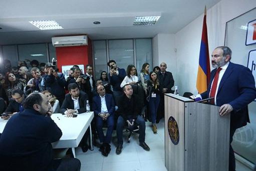 Նիկոլ Փաշինյանը լուռ հեռացավ՝ չարձագանքելով լրագրողների հարցերին