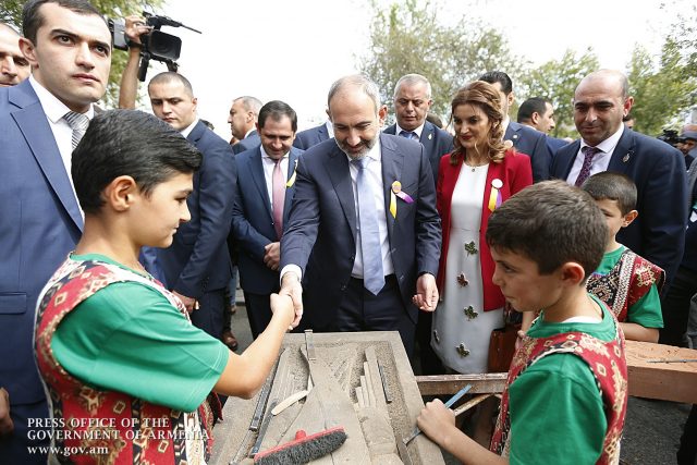 «Դժվա՞ր է, որ ուզենամ, կարա՞մ անեմ, հլա սովորացրու». Նիկոլ Փաշինյանն Էջմիածնում է