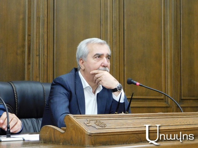 «Դուք չգիտե՞ք, որ ուժային կառույցների ղեկավարները քաղաքական հայտարարություններ անելու իրավունք չունեն». Անդրանիկ Քոչարյանը՝ Հովհաննես Քոչարյանի պաշտոնանկության մասին