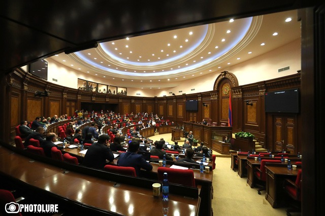 «ԱԺ-ում մթնոլորտը դառնում է անտանելի». Իմքայլականներն ընդդիմադիրներին հեգնում են, թե այբուբենից պիտի սկսեն, նրանք էլ հիշեցնում են պատգամավոր Փաշինյանի ասածները