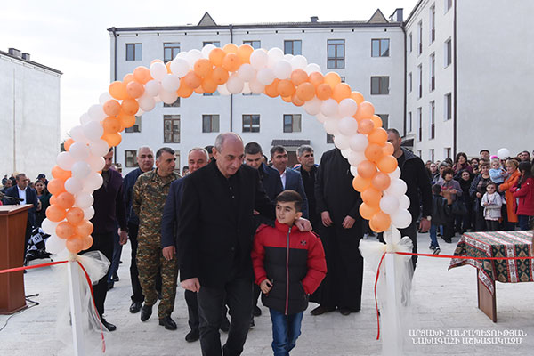 Բակո Սահակյանը Մարտունիում ներկա է գտնվել նոր բնակելի թաղամասի բացման հանդիսավոր արարողությանը