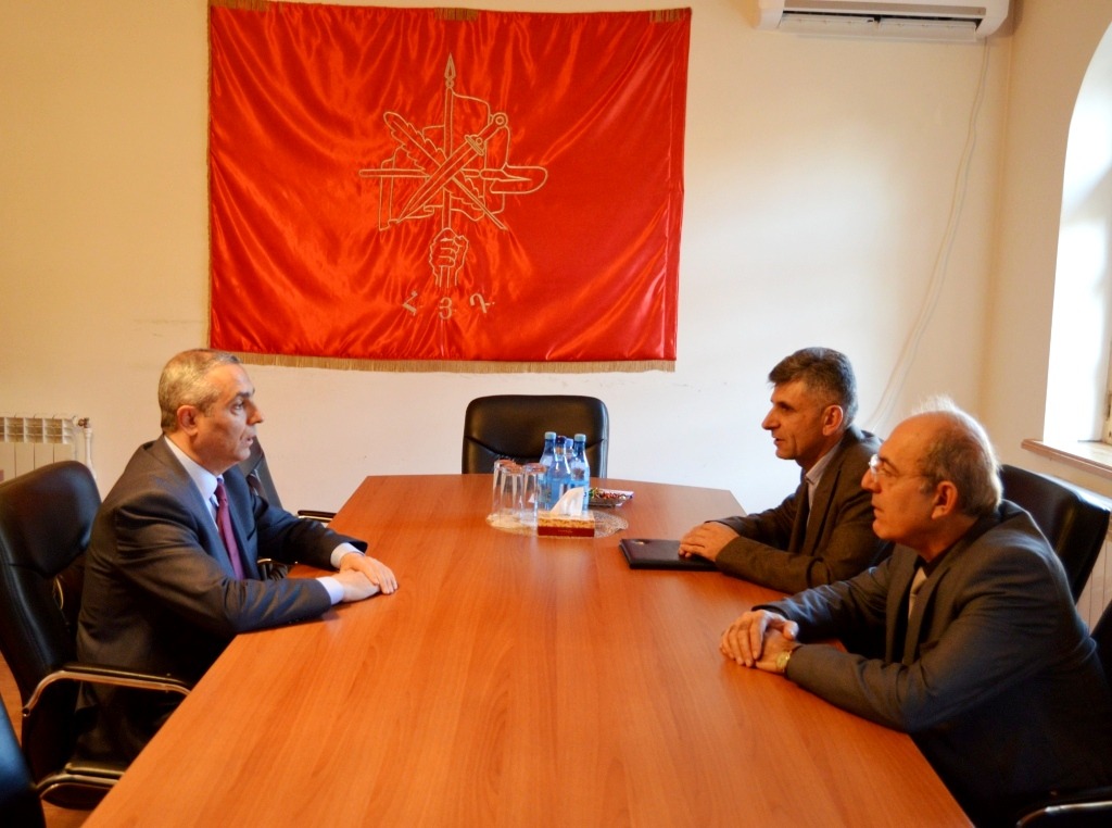 ՀՅԴ Արցախի Կենտրոնական կոմիտեի ներկայացուցիչները հանդիպել են Մասիս Մայիլյանի հետ. aparaj.am