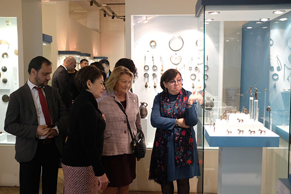 Երկու ժողովուրդներն ունեն շատ ընդհանրություններ. ՀՀ նախագահի տիկին Նունե Սարգսյանը և Հունաստանի նախագահի տիկինն այցելել են մշակութային կենտրոններ