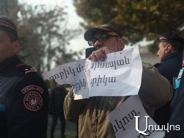 Գասպարիի պնդմամբ՝ Քոչարյանի աջակիցները պատռել են իր պաստառը