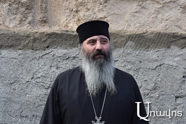 «Խնդրում եմ բոլոր նրանց, ովքեր գալիս են սահմանապահ գյուղեր, անպայման այցելեն զինվորներին».  Տեր Աբել քահանա Քարտաշյան