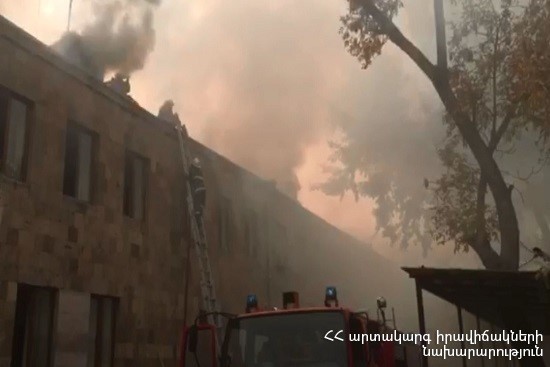 Ազգային ժողովի շենքի վարչական տարածքում գտնվող շինության տանիքում բռնկված հրդեհը մեկուսացվել է