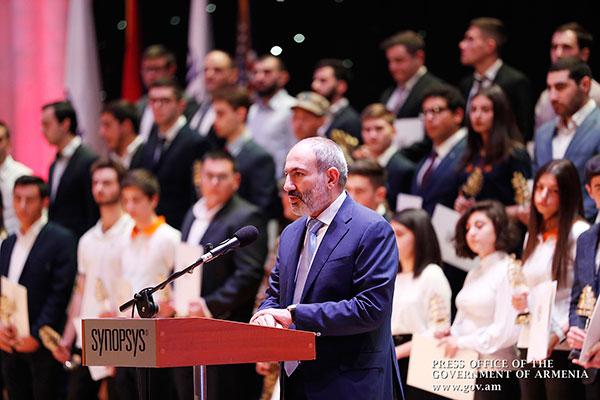 «Մեր երկրում միտքը հաղթել է, և նրա հաղթանակն անշրջելի է». վարչապետը մասնակցել է «Սինոփսիս Արմենիա»-ի հիմնադրման 15-ամյակի միջոցառմանը և մրցանակներ հանձնել ՏՏ ոլորտում 2019 թ. լավագույն աշակերտներին և ուսանողներին