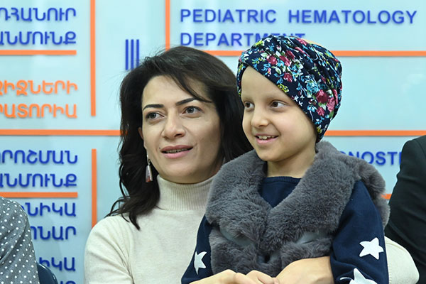 Աննա Հակոբյանն ու ՀՀ-ում ՌԴ դեսպան Սերգեյ Կոպիրկինը այցելել են Արյունաբանական կենտրոն, շնորհավորել քաղցկեղ ունեցող երեխաների գալիք ամանորը