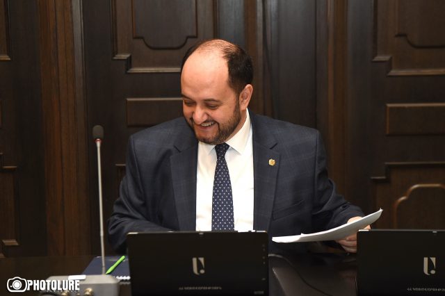 Պլանշետ ու ինտերնետ չունեցողների խնդիրը կլուծվի. նախարարի խոսքով՝ դոնորներ կան