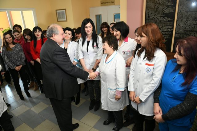 Արմեն Սարգսյանը Գյումրիում այցելել է «Մոր և մանկան ավստրիական հիվանդանոց», նվերներ հանձնել նորածինների ծնողներին