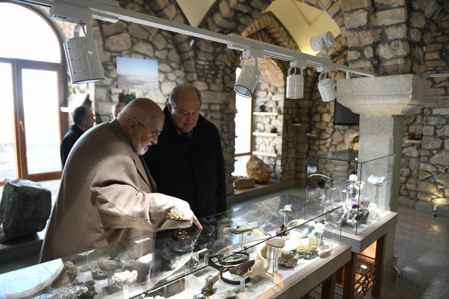 Արմեն Սարգսյանը հյուրընկալվել է Շուշիի Գրիգորի Գաբրիելյանցի անվան երկրաբանության պետական թանգարանում
