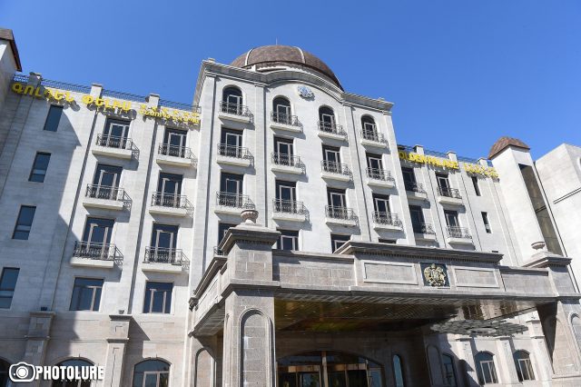 «Գոլդեն Փելես» հյուրանոցում ապրում է Արցախից տեղահանված 30 ընտանիք. «Ժողովուրդ»