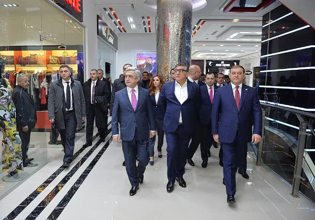 «2008-ից հետո ոհմակներով մտել էին պարոն Սուքիասյանի հիմնարկներ՝ սկսած «di Roma»-ից, վերջացրած ջրերի գործարանով, ա՞յդ բարոյականության մասին է խոսքը». Ալեն Սիմոնյան