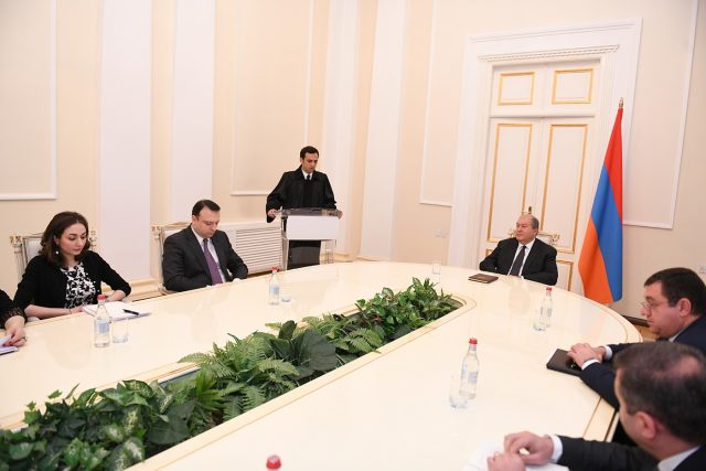 Չկա պետություն, որտեղ որոշակի ինստիտուտներ կայուն չեն. նախագահի նստավայրում տեղի է ունեցել դատավորների երդման արարողություն