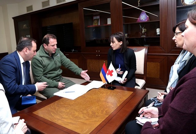 Հանդիպման ընթացքում քննարկվել են ադրբեջանական կողմում անազատության մեջ գտնվող ՀՀ քաղաքացիներ Արայիկ Ղազարյանի և Կարեն Ղազարյանի ճակատագրերը