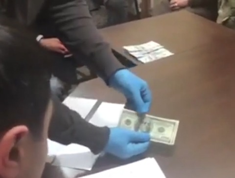 Պահանջած գումարից 1000 դոլար կաշառքը ստանալուց հետո զինկոմիսարիատի աշխատակիցը բերման է ենթարկվել ոստիկանություն