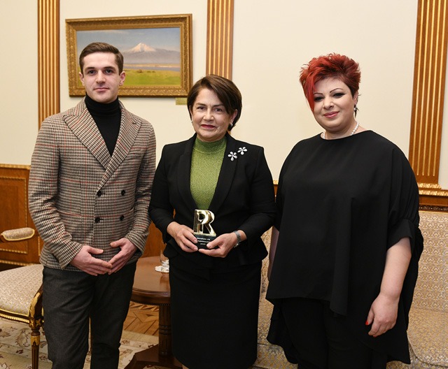 ՀՀ նախագահի տիկին Նունե Սարգսյանին է փոխանցվել «Տարվա կին» մրցանակը