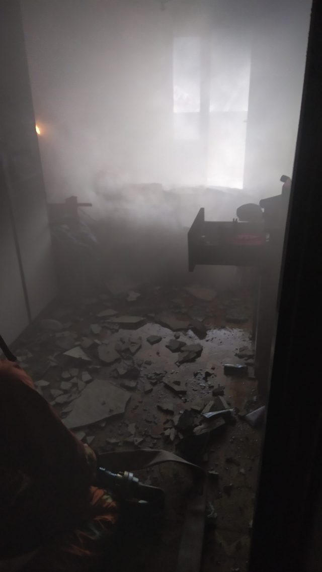 Հրդեհ 12-րդ հարկի բնակարաններից մեկում․ ննջասենյակում այրվել է մահճակալ, դռան և պատուհանի ապակիները կոտրվել են