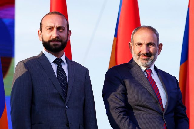 Մինչ «տնայ­նա­գործ գեո­պո­լի­տիկ­նե­րը» շատ հրա­տապ ար­ձա­գան­քում էին և՛ ԱՄՆ-ից, և՛ Ի­րա­նից ստաց­վող տե­ղե­կու­թյուն­նե­րին, «Բեռ­նա­յի» տե­րը, ո­րը հա­մա­տե­ղու­թյամբ նաև ԱԺ խոս­նակ է, մի բառ չա­սաց այս ի­րա­դար­ձու­թյուն­նե­րի մա­սին. «Իրատես»