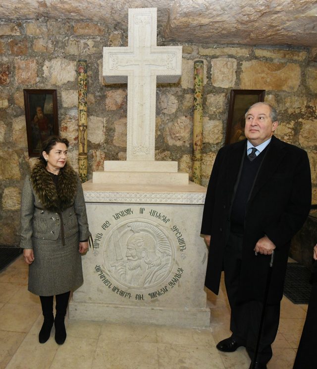 Արմեն​ Սարգսյանը​ և​ տիկին​ Նունե​ Սարգսյանն​ այցելել​ են​ Երուսաղեմի​ և​ ողջ​ քրիստոնեական​ աշխարհի ամենանվիրական​ և​ գլխավոր​ սրբավայրերից​ մեկը՝​ Սուրբ​ Հարության​ տաճար