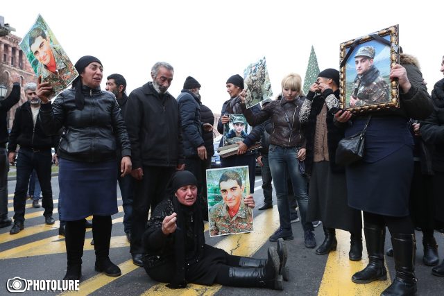 Արթուր Աջամյանի սպանության օրվան համընկնող վնասվածքներ են հայտնաբերվել պայմանագրային զինծառայողի դեմքին