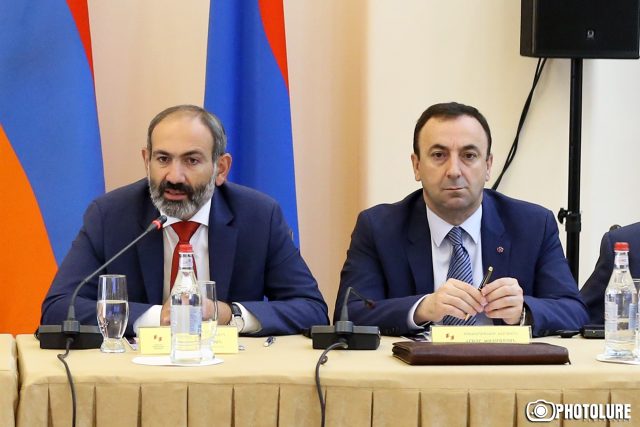 Թե ինչպես է Հրայր Թովմասյանն իր գրիչը տալիս Նիկոլ Փաշինյանին (տեսանյութ)