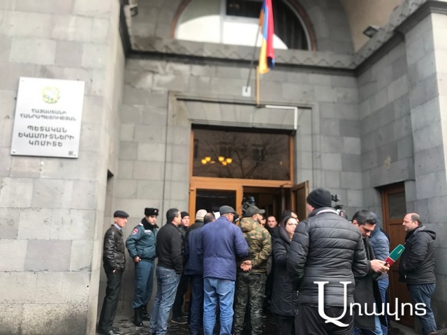 Բողոքի ցույց՝ ՊԵԿ-ի մոտ. ավտոներկրողները չեն կարողանում ներկրված մեքենաները հայտարարագրել