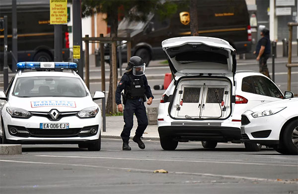 Ահաբեկչություն Փարիզի արվարձանում. Անցորդների վրա հարձակում գործած անձը բացականչել է. «Ալլահու Ակբար»