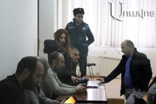 Գագիկ Մկրտչյանի շապիկի այն մասերը, որից ենթադրաբար ստացել է հրազենային վնասվածքներ, կտրված են մկրատով. Զարուհի Փոստանջյանը՝ սպանված ոստիկանի մասին
