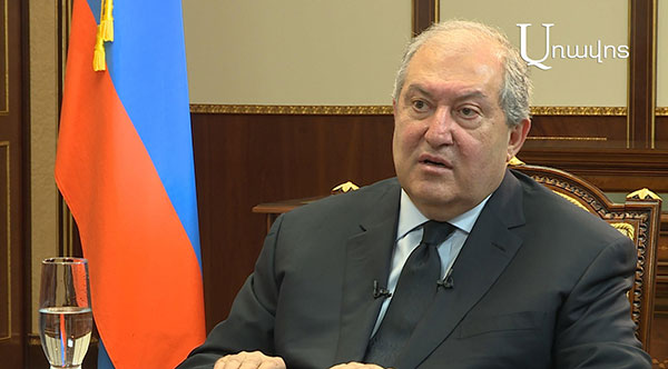 «Սահմանադրությունը չի ենթադրում, որ նախագահը նաեւ մեկնաբան է…նա Սահմանադրության գարանտը չի, համապատասխան գործիքներ էլ չունի դրա համար». Արմեն Սարգսյան