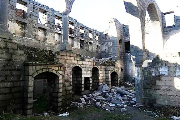 Թուրքիայի ուժգին երկրաշարժի հետևանքով քանդվել է Դիարբեքիրի հայկական կիսավեր եկեղեցու կամարների մի մասը․ Ermenihaber.am