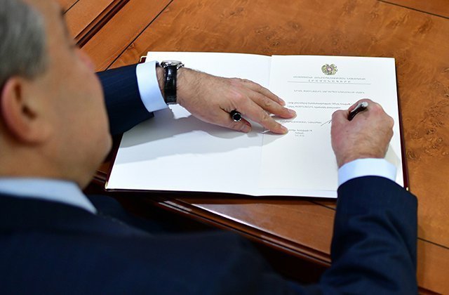 Արմեն Սարգսյանը Սահմանադրության փոփոխությունների հանրաքվեն ապրիլի 5-ին նշանակելու մասին հրամանագիր է ստորագրել
