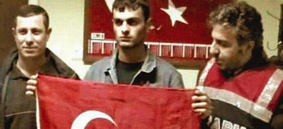 Հրանտ Դինքին սպանած Սամասթը ժանդարմերիայի հրամանատարի ցուցումով է նկարվել թուրքական դրոշով. Ermenihaber