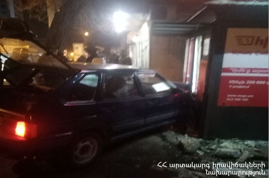 Սևակի և Դրոյի փողոցների խաչմերուկում «ՎԱԶ-21014»-ը բախվել է կրպակին. վարորդի դին դուրս են բերել ավտոմեքենայից