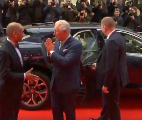 Խուսափիր ձեռքով բարևելուց, անգամ եթե արքայազն ես (տեսանյութ)
