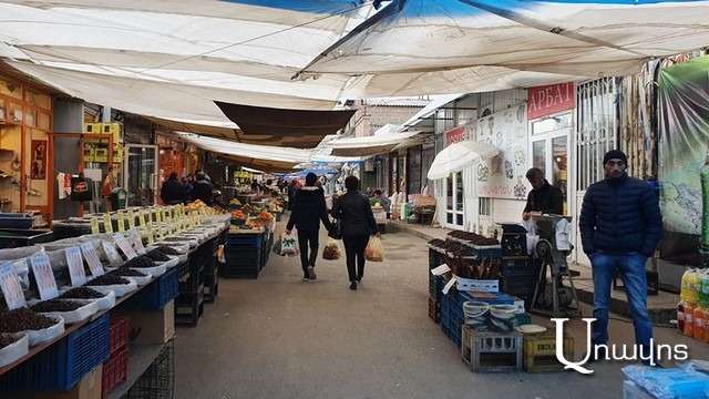 «Գներն էլ ենք գցել, բայց առևտուր չկա ու չկա»․ Գյումրիի շուկայի մրգավաճառ (ֆոտոշարք)