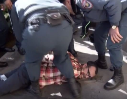 Քաղաքապետարանի դիմաց երիտասարդը բենզինը լցրեց վրան, որ ինքնահրկիզվի. ոստիկանությունը պատճառներն է պարզում
