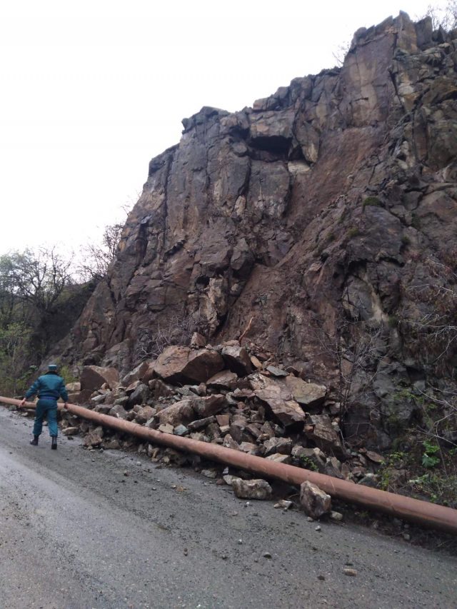 Ախթալա-Շամլուղ ավտոճանապարհին հարակից ժայռից տեղի է ունեցել քարաթափում