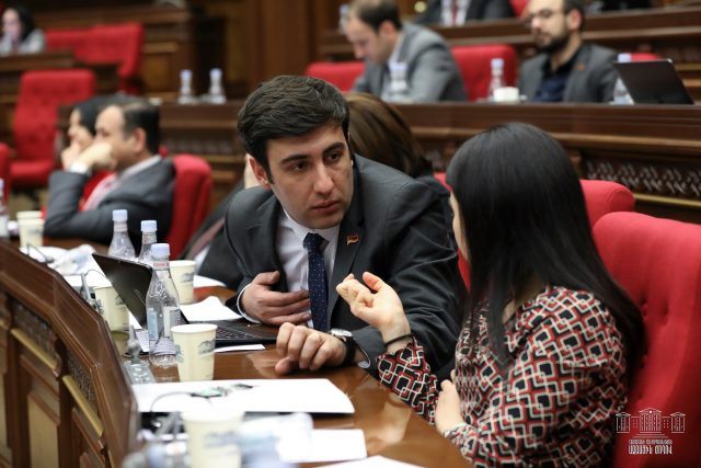 Հայտարարագրերը ուսումնասիրեք եւ շատ լավ տարբերությունները կզգաք, թե ո՞վ է մխրճված բյուջեի մեջ. «Իմ քայլը» խմբակցության պատգամավորը Ռոբերտ Քոչարյանին
