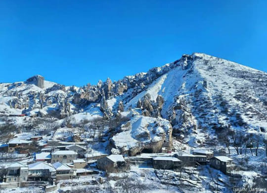 Առատ ձյան պատճառով վնասվել են Սյունիքի մարզի Բռնակոթ գյուղի մի քանի տների տանիքներ