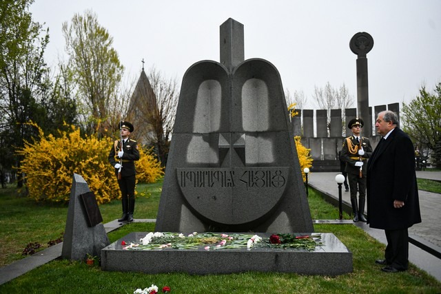 Արմեն Սարգսյանը և նրան ուղեկցող հայրենիքի պաշտպանները «Եռաբլուր»-ում ծաղիկներ են խոնարհել ապրիլյան քառօրյա պատերազմի ժամանակ իրենց կյանքը զոհաբերած հերոսների շիրիմներին