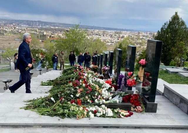 Սերժ Սարգսյանը հարգանքի տուրք է մատուցել ապրիլյան քառօրյա պատերազմում և Արցախյան ազատամարտում նահատակված հերոսների հիշատակին