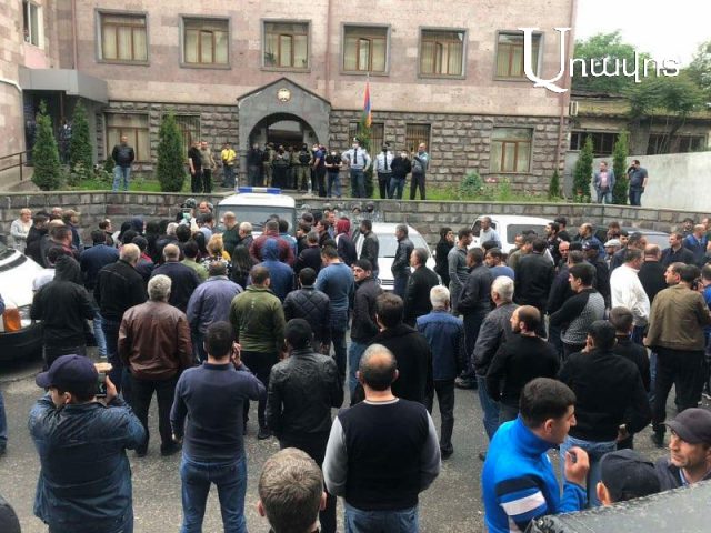 Մեծ թվով քաջարանցիներ՝ ոստիկանության Կապանի բաժնի մասնաշենքի դիմաց․ ձերբակալվածներից երկուսին տեղափոխում են Երևան