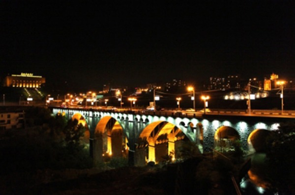 Արտակարգ դեպք Երևանում. 2 քաղաքացի անցել են «Հաղթանակ» կամրջի վտանգավոր եզրագիծը և սպառնում են ցած նետվել. shamshyan.com