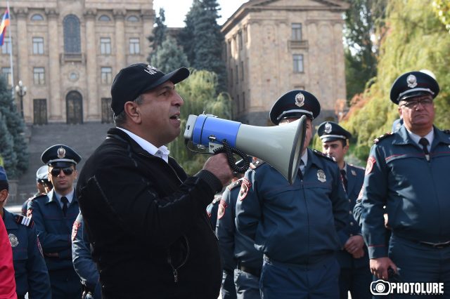 Նոր զարգացումներ՝ Նիկոլայ Բաղդասարյանին հեծանիվով վրաերթի ենթարկելու գործով. Վահագն Չախալյանը ձերբակալվեց, Արթուր Ալեքսանյանի կալանավորման հարցով դատարանը երեկոյան նիստ կանցկացնի