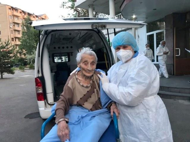 Կորոնավիրուսից բուժված 101 տարեկան տատիկը դուրս է գրվել «Սուրբ Գրիգոր Լուսավորիչ» ԲԿ-ից