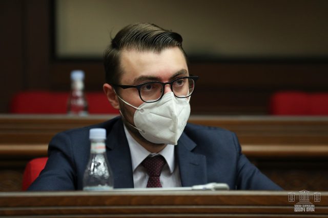 «Այ այստեղ էիք՝ Սերժ Սարգսյանին ադամանդակուռ շղթայով հովազ էիք նվիրում». Արեն Մկրտչյանը Ծառուկյանի լուսանկարներն էր ցուցադրում ԱԺ-ում