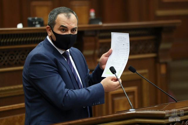 «Ձեզ անհարմար չե՞ք զգում». Նաիրա Զոհրաբյանը՝ Արթուր Դավթյանին