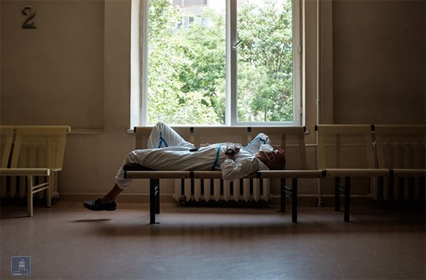 Հայտնի լուսանկարում հիվանդանոցի նստարանին քնած բժիշկ. «Մեծ սիրով մի անգամ էլ կգանք Հայաստան»