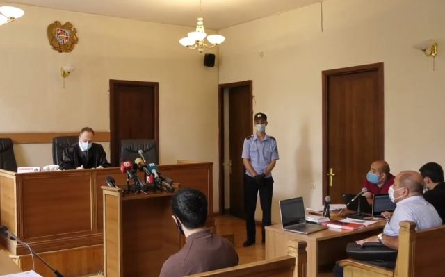 Վերաքննիչ դատարանում Ռ. Քոչարյանի գործով դատական նիստի դահլիճն այնքան փոքր է, որ լրագրողները չեն կարող սոցիալական հեռավորություն պահպանել